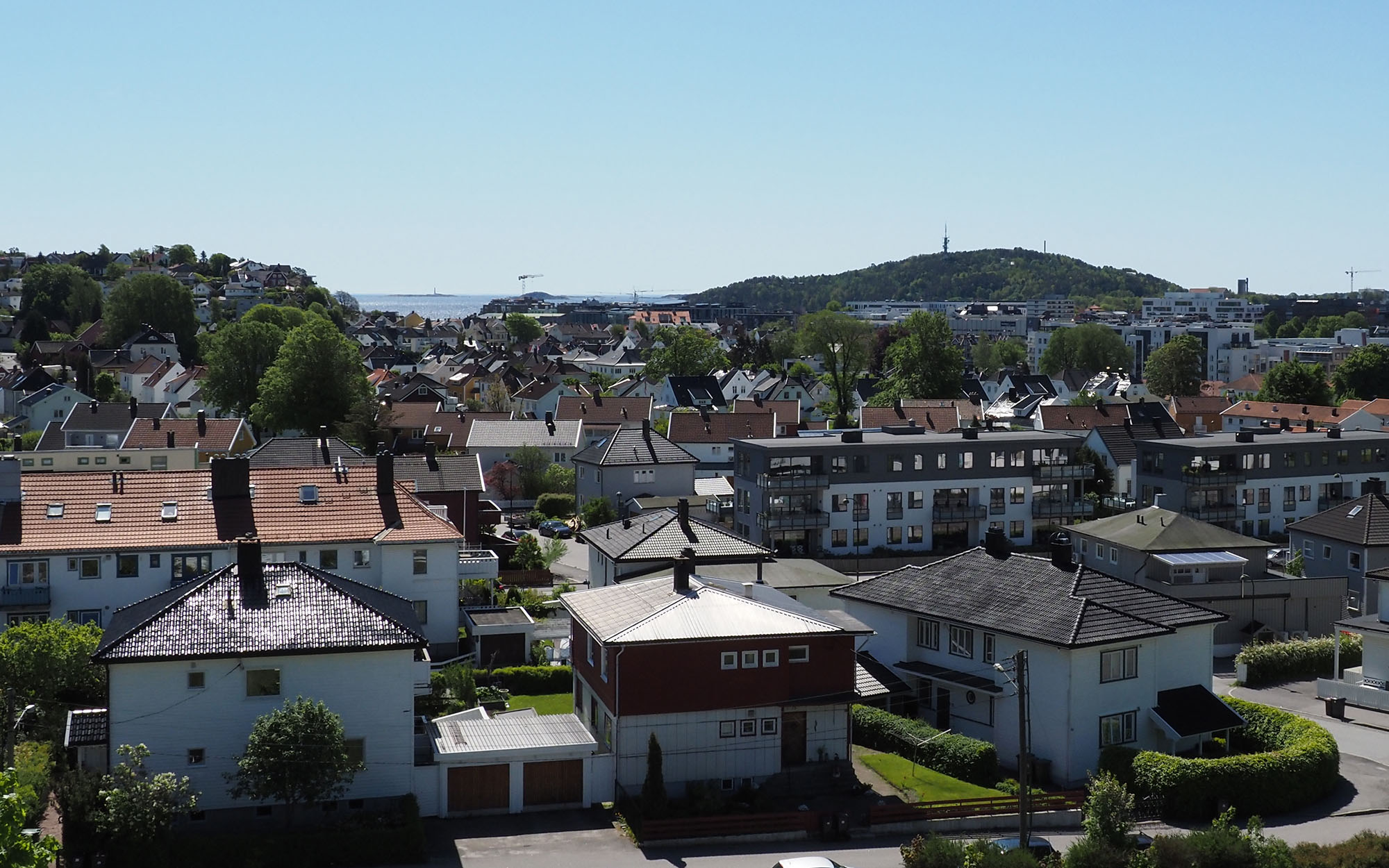 Leilighetskomplekset blir liggende på et høydedrag. Dette foto er tatt fra taket på eksisterende bygg og viser en flott utsikt mot Oksøy fyr.