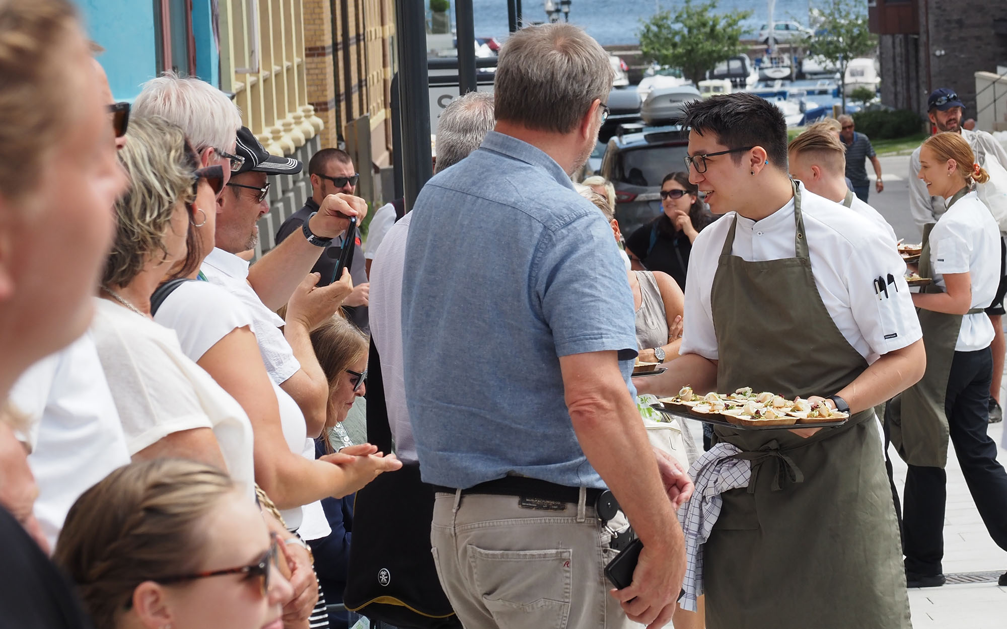 Restauranten «Smag & Behag» har tilhold i spektakulære omgivelser både utenfor og i den gamle Turnhallen på skolen, og ansatte serverte en liten smakebit til de fremmøtte.