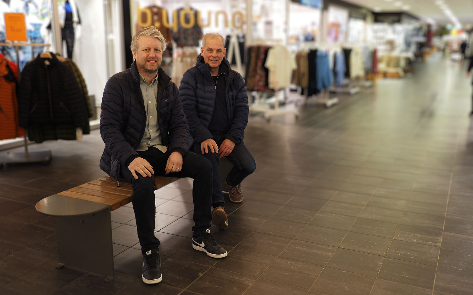 Senterleder i «Lillemarkens» Fredrik Hodne(foran) og Tor Einar Torjesen, som sitter i styret for selskapet, og som fortsatt har en eierinteresse, er fornøyd med utviklingen og innholdet av byens første kjøpesenter  - med byens beste lokalisering.