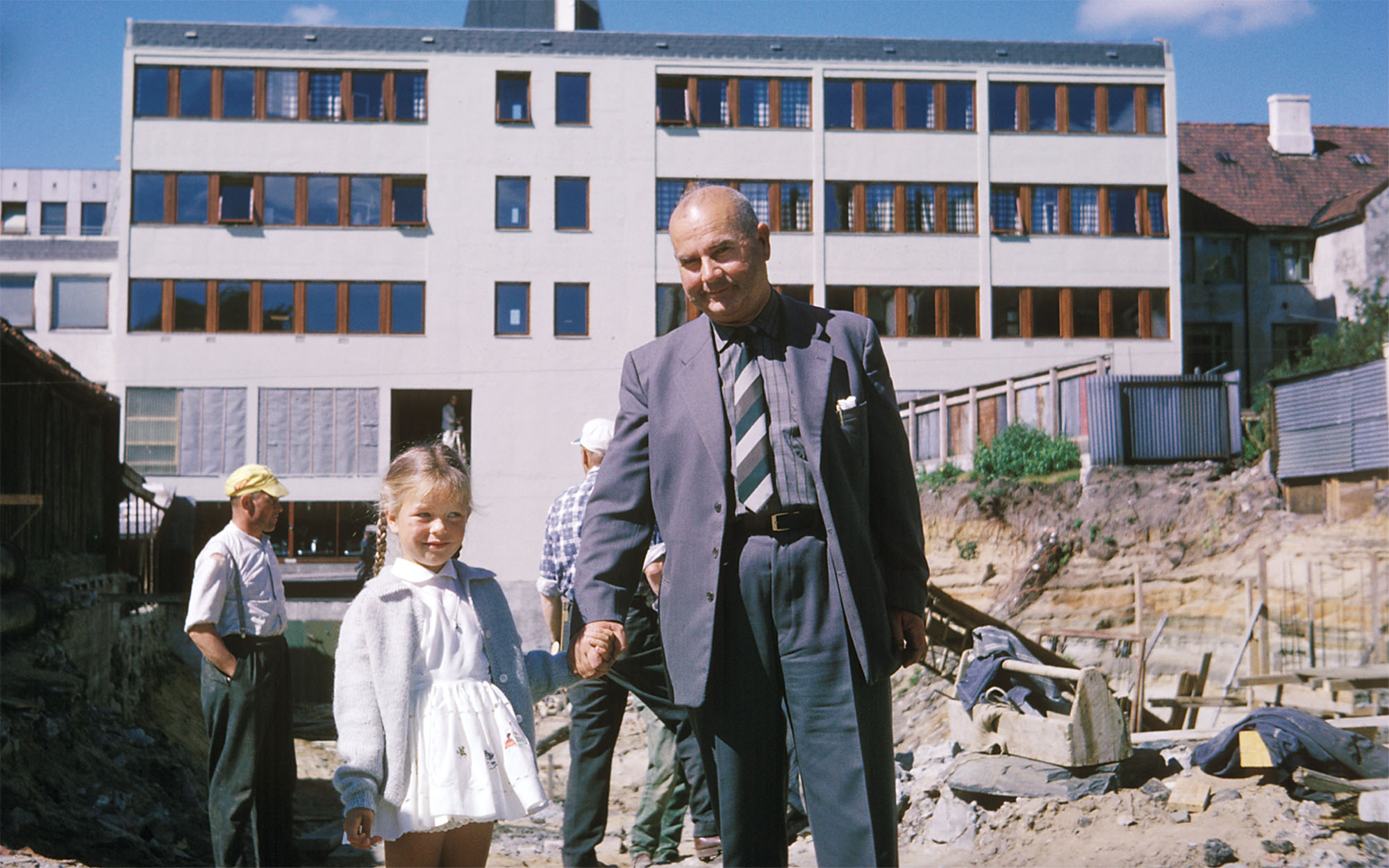 Anne Reni Torjesen Brøvig og Anders Kruse-Smith i byggegropa med Skippergata 4 en gang på 1960-tallet.