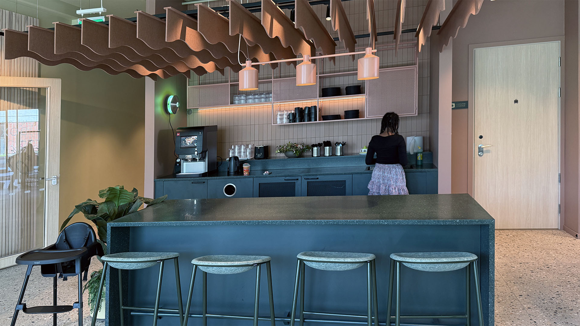 En liten kaffebar med muligheter til kjøp av kaffe og annen drikke.