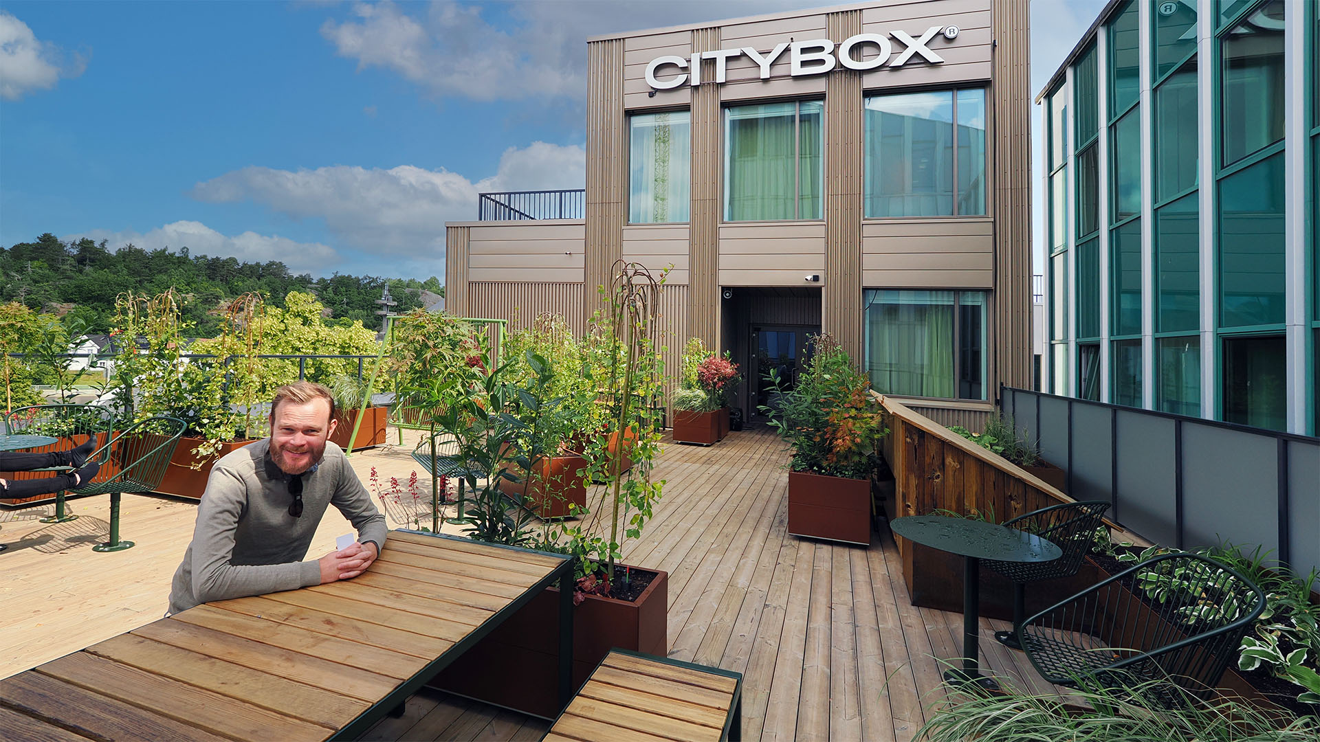 Daglig leder for Citybox sitt nye hotellprosjekt i Kristiansand, Sander Johannessen, på et av flere trivselsfremmende fellesareal.